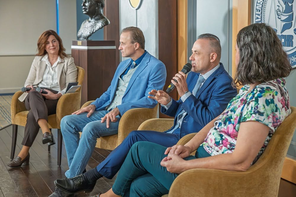 Az előadó vendégek fogadják a közönség kérdéseit a színpadon: Dr. Lenkei György, Dobos János és Telekesi Edit.